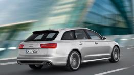 Audi A6 Avant V6 TFSI 2012 - tył - reflektory włączone