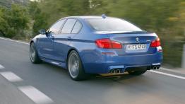 BMW M5 2012 - tył - reflektory włączone