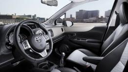 Toyota Yaris 2012 - widok ogólny wnętrza z przodu