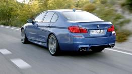 BMW M5 2012 - tył - reflektory włączone