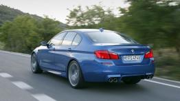 BMW M5 2012 - tył - reflektory włączone