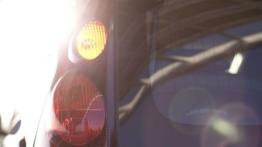 Peugeot 107 Facelifting - lewy tylny reflektor - włączony