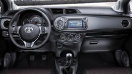 Toyota Yaris 2012 - pełny panel przedni