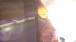 Peugeot 107 Facelifting - prawy tylny reflektor - włączony