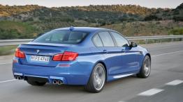 BMW M5 2012 - tył - reflektory włączone