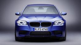 BMW M5 2012 - przód - reflektory włączone