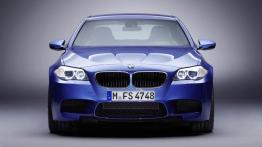 BMW M5 2012 - przód - reflektory włączone