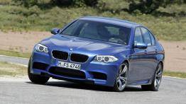 BMW M5 2012 - przód - reflektory włączone