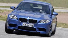 BMW M5 2012 - przód - reflektory włączone