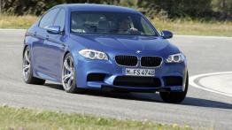BMW M5 2012 - przód - reflektory włączone