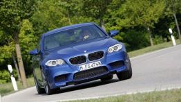 BMW M5 2012 - przód - reflektory włączone