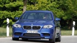 BMW M5 2012 - przód - reflektory włączone