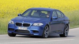 BMW M5 2012 - przód - reflektory włączone