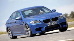 BMW M5 2012 - przód - reflektory włączone