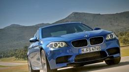 BMW M5 2012 - przód - reflektory włączone