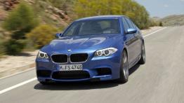 BMW M5 2012 - przód - reflektory włączone