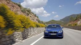 BMW M5 2012 - przód - reflektory włączone