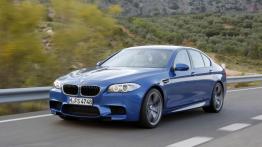 BMW M5 2012 - przód - reflektory włączone