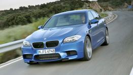 BMW M5 2012 - przód - reflektory włączone