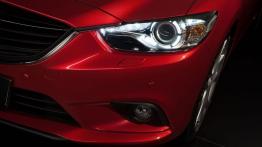 Mazda 6 III Sedan - lewy przedni reflektor - włączony