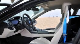 BMW i8 (2014) - widok ogólny wnętrza z przodu