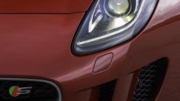Jaguar F-Type V6S Italian Racing Red - lewy przedni reflektor - włączony
