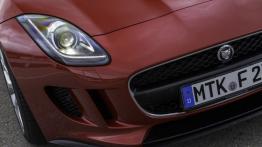 Jaguar F-Type V6S Italian Racing Red - prawy przedni reflektor - włączony