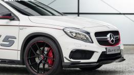 Mercedes GLA 45 AMG Concept (2013) - przód - reflektory włączone