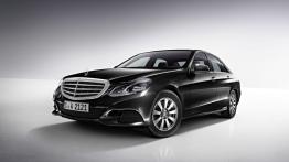 Mercedes klasy E (W212) sedan 2013 - widok z przodu