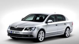 Skoda Superb II Liftback Facelifting (2013) - przód - reflektory włączone