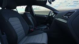 Volkswagen Golf VII R-Line Hatchback 5d (2013) - widok ogólny wnętrza z przodu