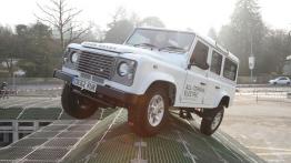 Land Rover Defender Electric Concept (2013) - widok z przodu