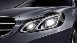 Mercedes klasy E (W212) sedan 2013 - lewy przedni reflektor - włączony