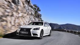 Lexus LS 600h F-Sport (2013) - widok z przodu