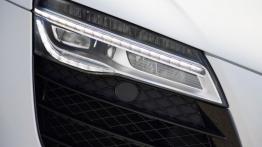 Audi R8 V8 Coupe Facelifting (2013) - prawy przedni reflektor - włączony