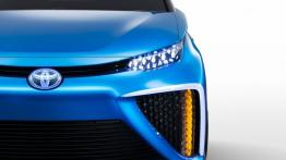 Toyota FCV Concept (2013) - przód - reflektory włączone