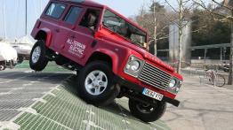 Land Rover Defender Electric Concept (2013) - widok z przodu