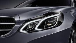 Mercedes klasy E (W212) sedan 2013 - lewy przedni reflektor - włączony