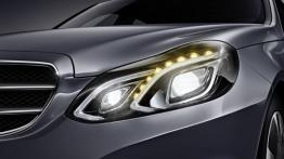 Mercedes klasy E (W212) sedan 2013 - lewy przedni reflektor - włączony