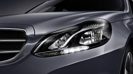 Mercedes klasy E (W212) sedan 2013 - lewy przedni reflektor - włączony