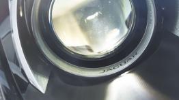 Jaguar F-Type V6 Polaris White (2013) - prawy przedni reflektor - wyłączony