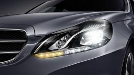 Mercedes klasy E (W212) sedan 2013 - lewy przedni reflektor - włączony