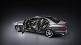 Mercedes klasy E (W212) sedan 2013 - bok - inne ujęcie