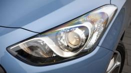 Hyundai i30 II Hatchback 3d (2013) - lewy przedni reflektor - włączony