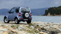 Suzuki Jimny Facelifting (2013) - widok z tyłu