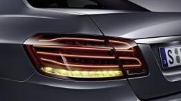 Mercedes klasy E (W212) sedan 2013 - lewy tylny reflektor - włączony