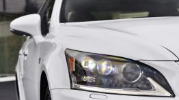 Lexus LS 600h F-Sport (2013) - prawy przedni reflektor - włączony