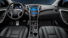 Hyundai Elantra GT 2013 - widok ogólny wnętrza z przodu