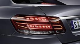 Mercedes klasy E (W212) sedan 2013 - lewy tylny reflektor - włączony