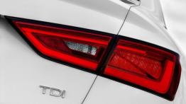 Audi A3 III Limousine (sedan 2013) - prawy tylny reflektor - włączony